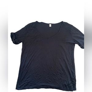 Black H & M v-neck size L, capped sleeve t-shirt